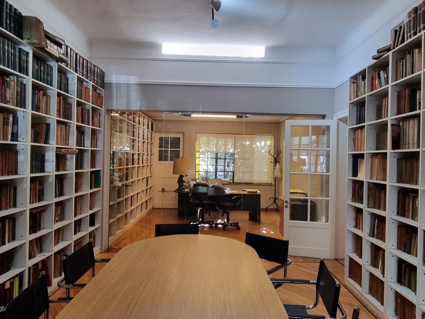 Biblioteca y sala de reuniones del Estudio Frasquet
