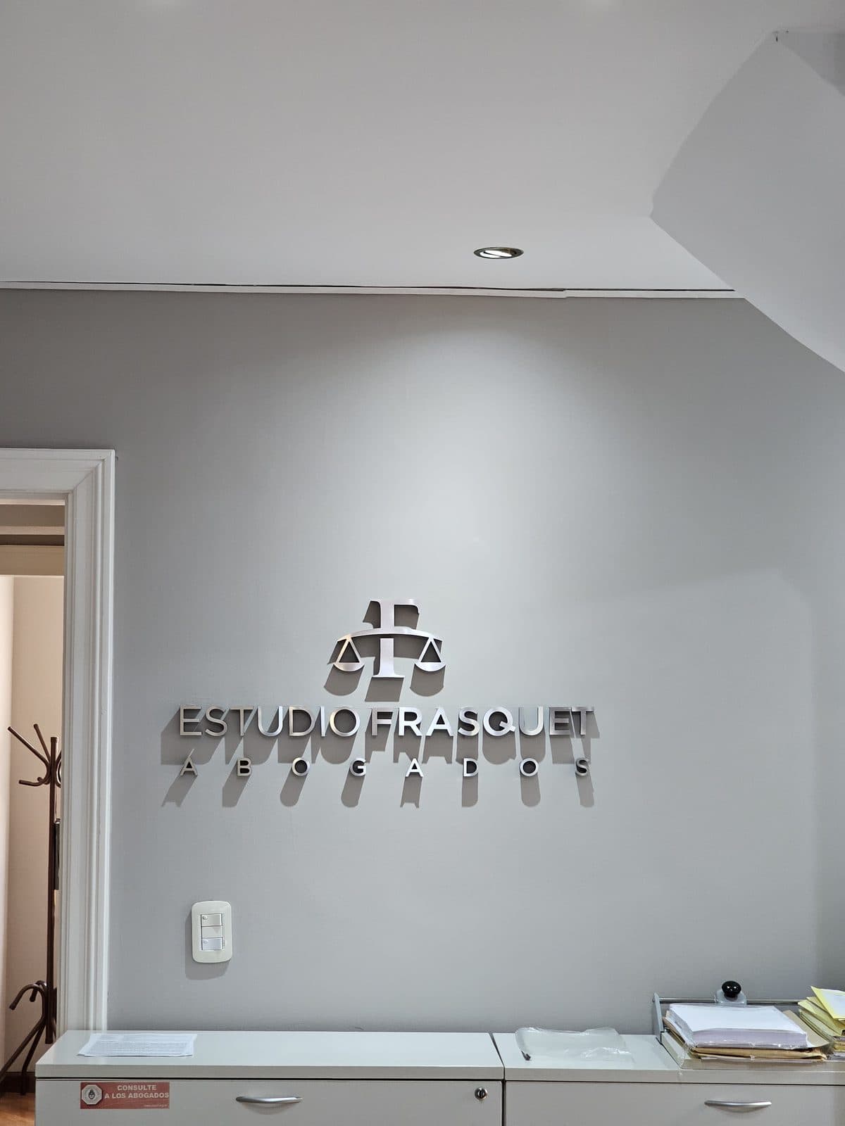 Placa del Estudio Frasquet en la recepción